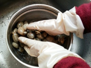 1、蒜蓉蒸大虾,选择吐过沙的干净花甲，戴上胶手套反复挫洗，多洗几次，花甲上的污垢才能洗干净