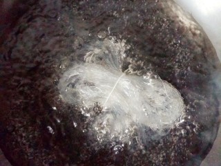 3、蒜蓉蒸大虾,锅里放清水煮沸焯粉丝，粉丝很快熟，大约半分钟就好(如果喜欢吃面食的朋友吃不惯粉丝可以不放)