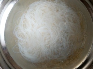 4、蒜蓉蒸大虾,粉丝捞出，浸泡冷水以免粘连