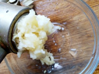 6、蒜蓉蒸大虾,压好蒜蓉(没压蒜器的话就剁碎一点)