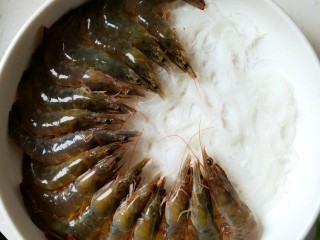 12、蒜蓉蒸大虾,先把虾均匀摆在粉丝盘四周