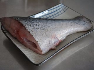 1、熏鱼 ,因为熏鱼用不上头尾，家里人又少，所以只用了半天尾部鱼。