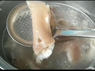 2、彩色猪皮冻,捞出，待凉时，拔毛，去油。