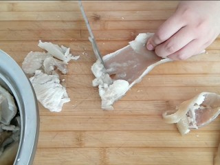 3、彩色猪皮冻,去油