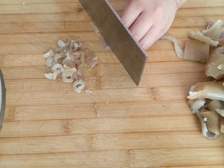 4、彩色猪皮冻,切成条