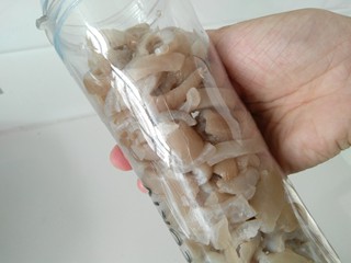 9、彩色猪皮冻,装入料理机，打成糊。