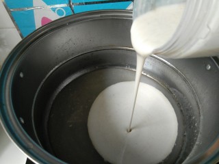 11、彩色猪皮冻,锅里留适量，步骤7的汤汁，倒入打好的糊。