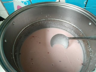 15、彩色猪皮冻,煮好后，待稍微凉了些，放入小鱼模具里，模具提前抹些食用油，好脱模，做红色小鱼。