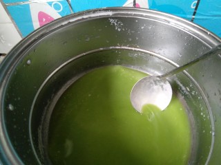 18、彩色猪皮冻,煮好后，放进一个碗里，也是放入冰箱冷藏，做绿色水草。