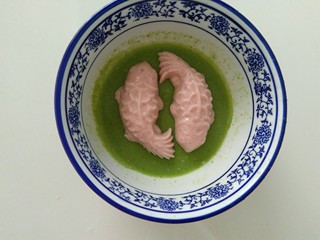 19、彩色猪皮冻,都冷藏成型后，把小鱼放进绿色猪皮冻上面。