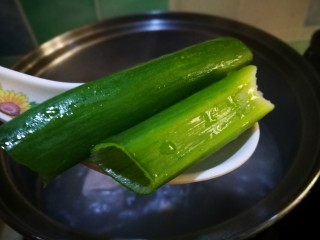 5、无法拒绝的下饭菜～回锅肉,放入葱段 煮制五花肉十分钟左右