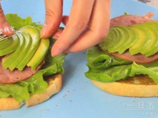 6、牛油果鸡蛋火腿三明治,码上牛油果。