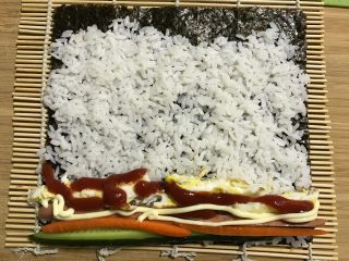 4、快手紫菜包饭,摆上所有材料，并撒上酱料。