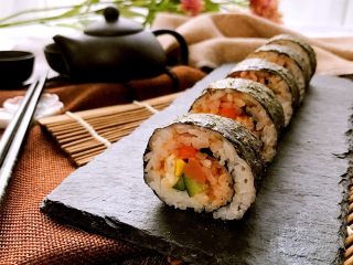 7、快手紫菜包饭,摆入盘中。