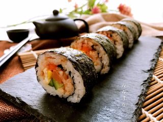 8、快手紫菜包饭,一口一个。