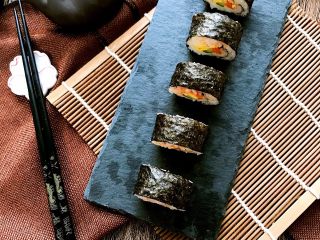 10、快手紫菜包饭,早餐吃一盘。