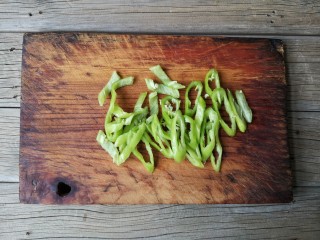 3、回锅藕片,尖椒洗净斜刀切丝。