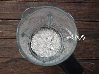 2、酥滑香甜糖不甩,糯米淘洗干净后晾干，放进破壁料理机的搅拌杯中。