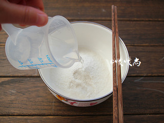 5、酥滑香甜糖不甩,糯米粉放进一大点的容器内，一边搅拌一边倒入凉白开开，将糯米粉揉成光滑无干粉的面团。