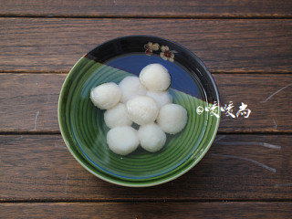 7、酥滑香甜糖不甩,开一锅水，将揉圆的糯米圆子放进锅子内中火煮至糯米圆子浮在水面上后捞出，用冷水浸泡待用。