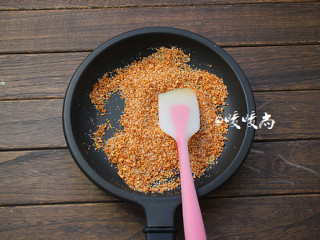 8、酥滑香甜糖不甩,花生提前炒至八成熟后去红衣，捣成花生碎。平底锅中小火翻炒花生碎和白芝麻至就成熟，出锅前加入椰蓉和白砂糖，关火翻拌均匀备用。