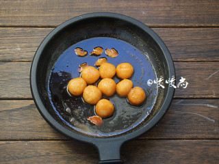 10、酥滑香甜糖不甩,加入煮好的糯米圆子，中小火煮8-10分钟，直至糯米圆子到自己喜欢的颜色即可。