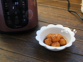 11、酥滑香甜糖不甩,食用前撒上前面炒好的花生芝麻碎味道更佳。