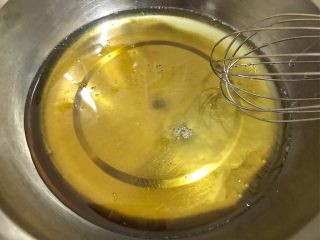 1、广式豆沙蛋黄月饼,转化糖浆、花生油、枧水加入盆中进行乳化，搅拌均匀