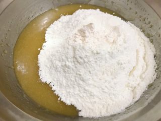 2、广式豆沙蛋黄月饼,加入中筋面粉和吉士粉（不用过筛