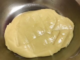 3、广式豆沙蛋黄月饼,用刮刀混合成均匀成团，状态如图