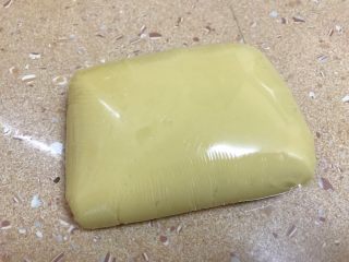 4、广式豆沙蛋黄月饼,用保鲜膜包好放至室温松弛两小时