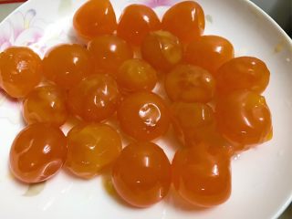 5、广式豆沙蛋黄月饼,磕新鲜的咸蛋，并且把薄膜去掉，备用