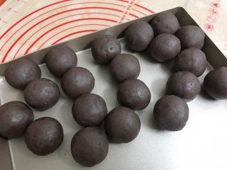 6、广式豆沙蛋黄月饼,豆沙分成20份