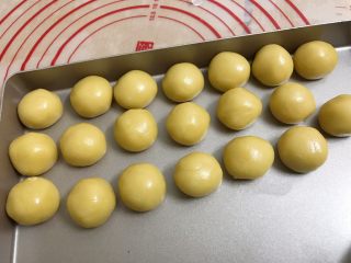 8、广式豆沙蛋黄月饼,面团松弛好后平均分成20份