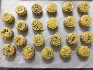 11、广式豆沙蛋黄月饼,月饼模具花片和周围刷一层薄薄的油，把包好的月饼压出花纹， 码好在烤盘上