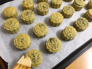 12、广式豆沙蛋黄月饼,送入预热好的烤箱先200度烘烤5分钟定型，后取出涂上一层薄薄的蛋液