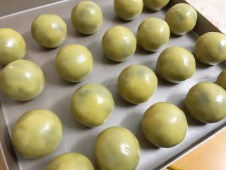 10、广式豆沙蛋黄月饼,直至所有都包完