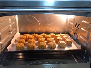 13、广式豆沙蛋黄月饼,继续用烤箱180度烘烤15分钟，表面上色即可