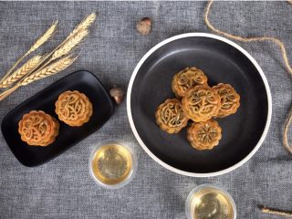 14、广式豆沙蛋黄月饼,成品图