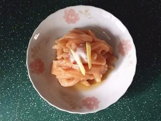 3、韩国糖醋肉,加姜丝、料酒和食盐