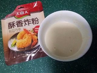 5、韩国糖醋肉,将酥香炸粉加适量清水调成糊状