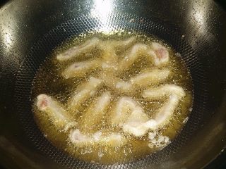 7、韩国糖醋肉,放至7成热的油锅中