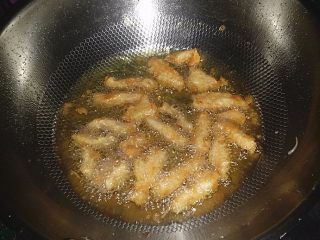 8、韩国糖醋肉,炸制表面金黄后捞出沥油