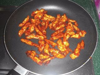 11、韩国糖醋肉,快速翻炒,待鸡柳上均匀裹上糖醋酱后关火