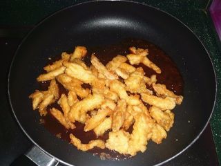 10、韩国糖醋肉,炒匀后倒入炸好的鸡柳