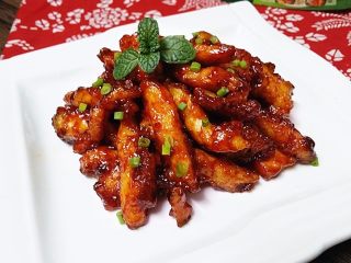 12、韩国糖醋肉,盛盘后撒上葱花即可