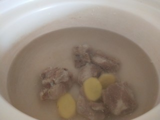 2、番茄火锅,猪排骨提前焯一下水捞出来放入电砂锅，加入姜片，水。