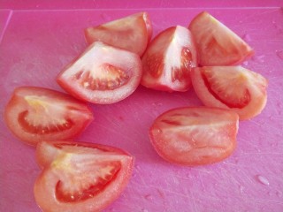 4、番茄火锅,一切四半。