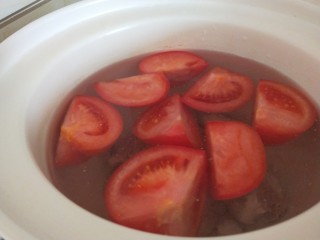 5、番茄火锅,放入锅中。