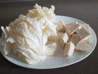 8、番茄火锅,白菜叶洗干净，豆腐切成小块。